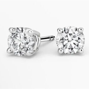 Elegant Silver Stud Earrings moissanite